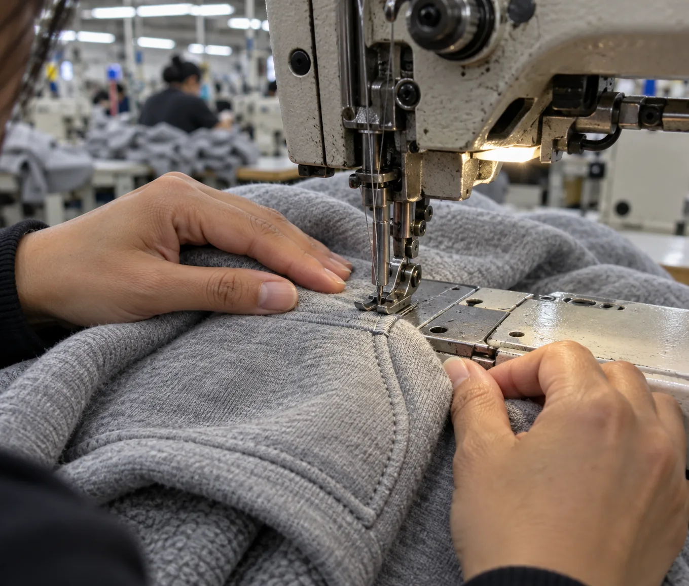 Sewing operator reinforcing the pocket corner of a fleece garment